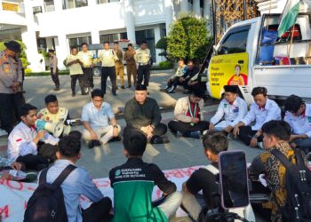 Mahasiswa Kammi Gelar Aksi Kritik 150 Hari Kepemimpinan Prabowo-Gibran di DPRD Sumbar