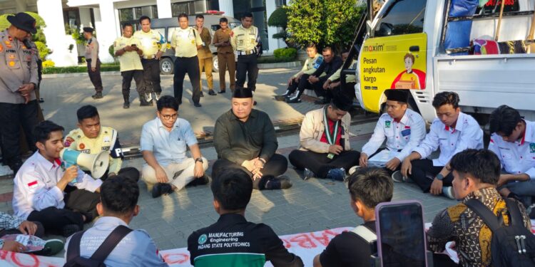 Mahasiswa Kammi Gelar Aksi Kritik 150 Hari Kepemimpinan Prabowo-Gibran di DPRD Sumbar