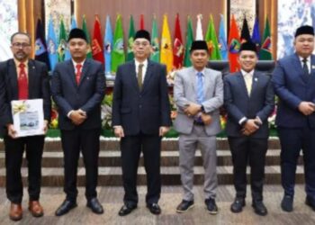 Kepala BPK RI Sumbar Serahkan LHP LKPD 2024 dalam Rapat Paripurna DPRD