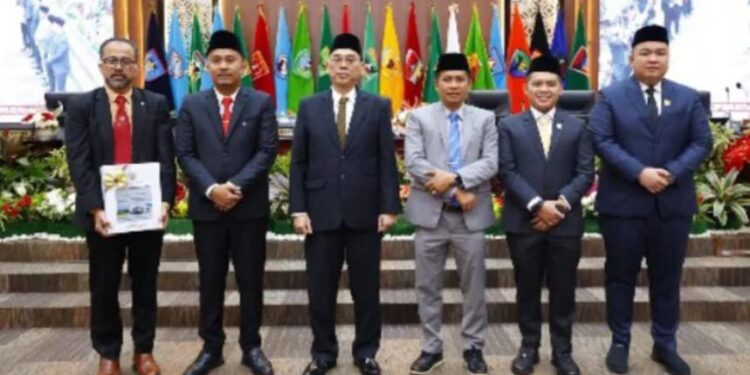 Kepala BPK RI Sumbar Serahkan LHP LKPD 2024 dalam Rapat Paripurna DPRD