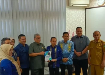 KI Serahkan Laporan pada Pimpinan DPRD Sumbar