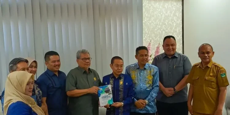 KI Serahkan Laporan pada Pimpinan DPRD Sumbar