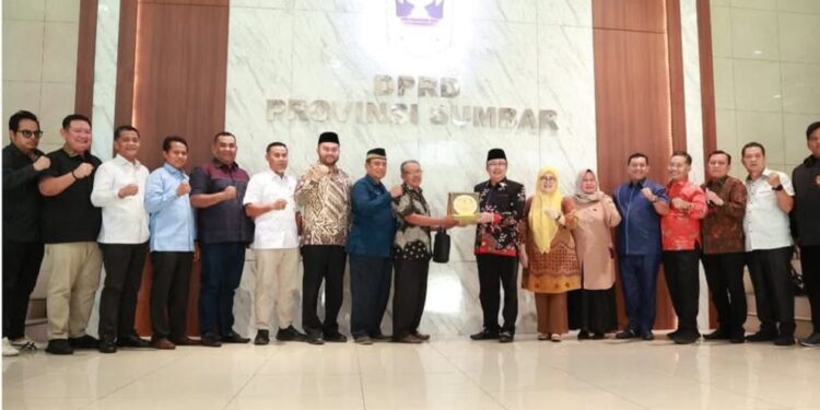 DPRD Sumbar Terima Kunker Bamus DPRD Riau, Diskusi Terkait Peran Bamus