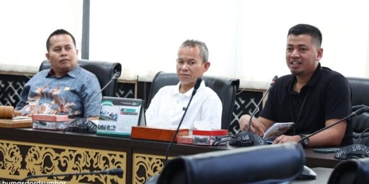 Kunjungan Komisi Gabungan DPRD Dharmasraya Disambut Kabag Persidangan DPRD Sumbar