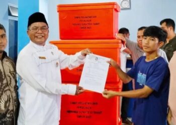 Dukung Nelayan Pesisir, Anggota DPRD Sumbar Hanapi Lubis Salurkan Bantuan Fish Box ke Poklahsar Air Bangis