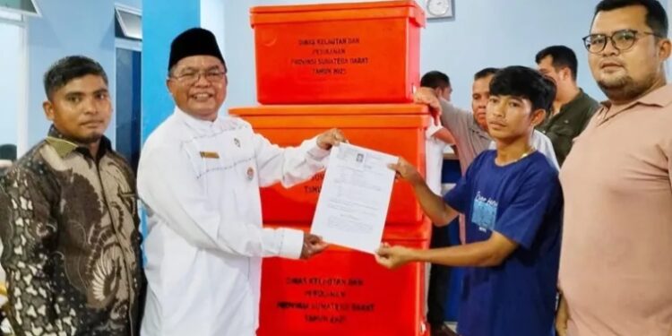 Dukung Nelayan Pesisir, Anggota DPRD Sumbar Hanapi Lubis Salurkan Bantuan Fish Box ke Poklahsar Air Bangis