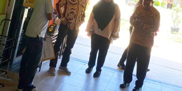 Wakil Ketua DPRD Sumbar Evi Yandri Rajo Budiman Salurkan 13 Unit Komputer di SMA 2 Padang