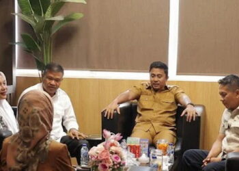 Wakil Ketua DPRD Sumbar Evi Yandri Dampingi Wagub Vasko Terima Dona Lubis