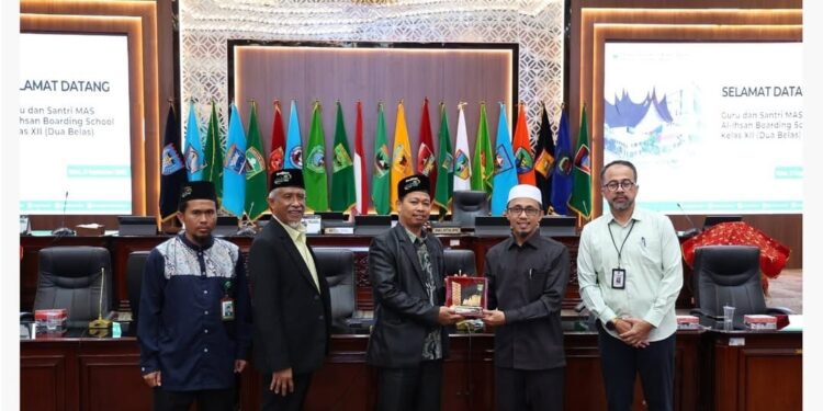 DPRD Sumbar Terima Kunjungan Edukasi MAS Al-Ihsan Boarding School kelas XII Riau