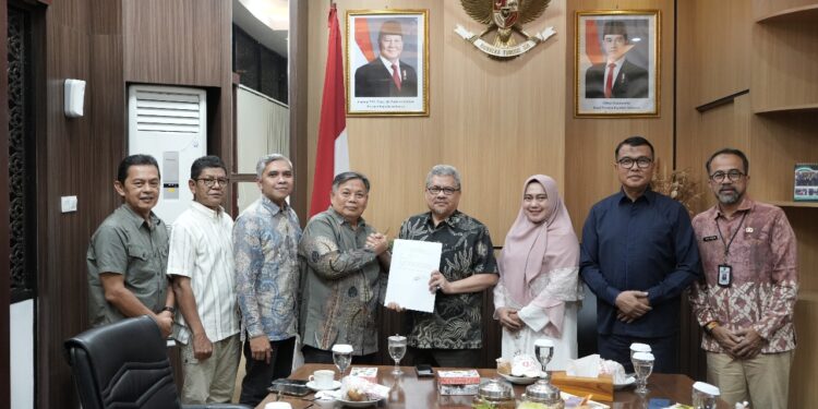 Pansel KPID Sumbar Serahkan Dokumen Hasil Psikotes Calon Komisioner ke Ketua DPRD