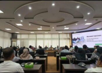 Ketua DPRD Sumbar Muhidi Didampingi Komisi V,Terima Audiensi 150 Guru Honor R4