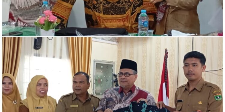 Ketua DPRD Sumbar Muhidi Serahkan Baju Batik untuk ASN dan Guru Dinas Pendidikan