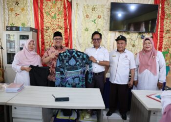 Serahkan Bantuan Batik ke Tiga SMA, Ketua DPRD Sumbar Tekankan Pentingnya Guru Konselor