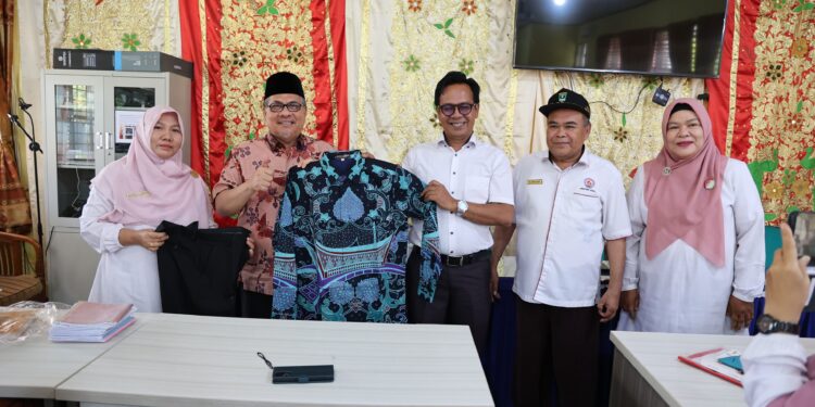 Serahkan Bantuan Batik ke Tiga SMA, Ketua DPRD Sumbar Tekankan Pentingnya Guru Konselor