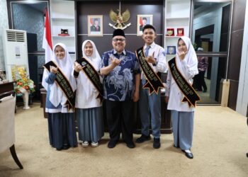 Muhidi Dukung Empat Pelajar Sumbar Ikuti Parlemen Remaja 2025