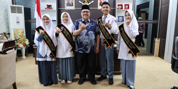 Muhidi Dukung Empat Pelajar Sumbar Ikuti Parlemen Remaja 2025