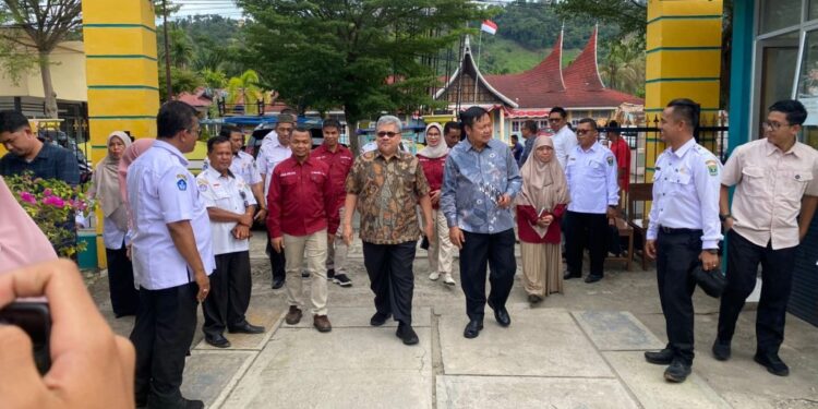 Ketua DPRD Sumbar Tinjau LDK OSIS di Painan