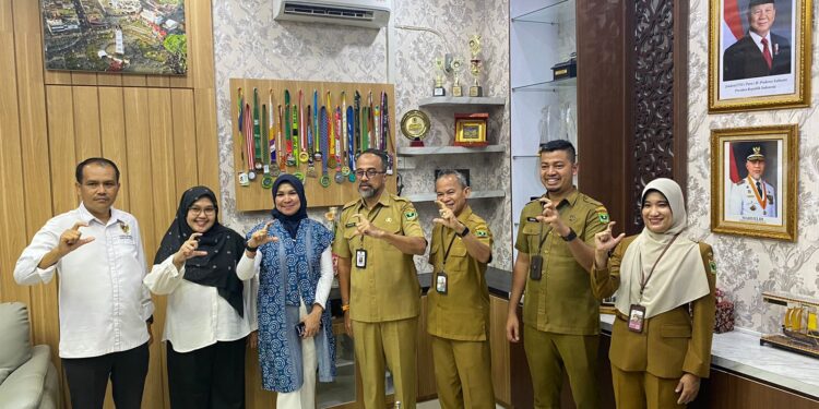 Sekwan DPRD Sumbar Maifrizon Sambut Kunjungan Tim KI Sumbar